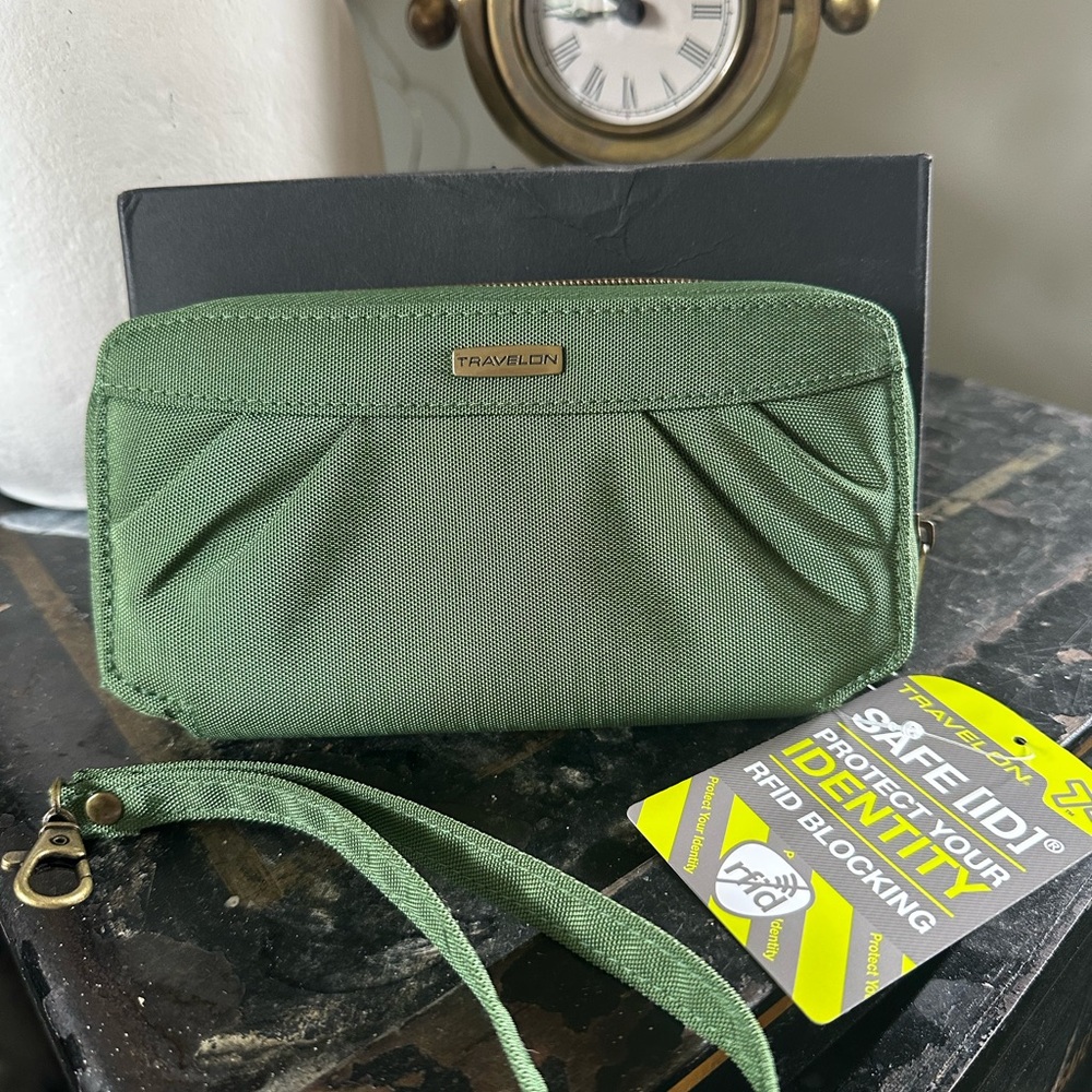 Travelon Olive RFID Wristlet new with box